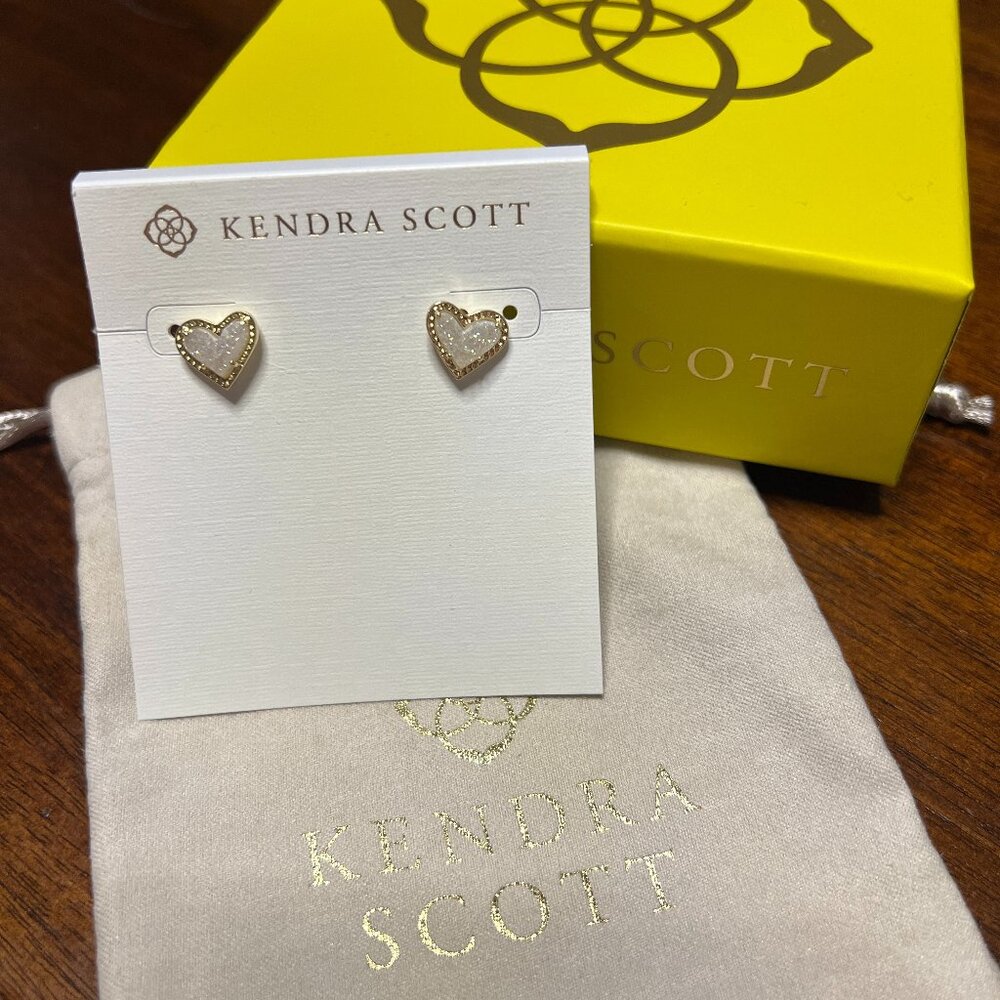 Kendra Scott Ari Heart Studs in iridescent drusy